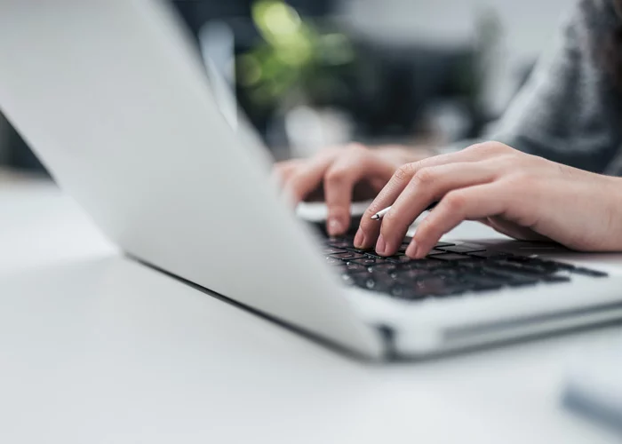 Winkhaus Frau schreibt am Notebook