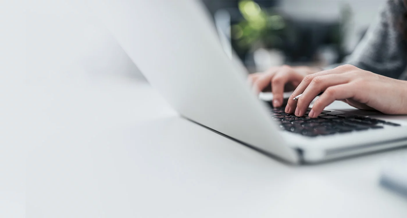 Frau schreibt am Notebook