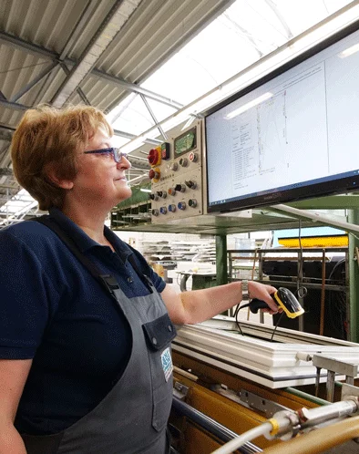 Fenstertechnik Pressemitteilung Laru Fenster Frau scannt