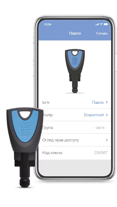 Zutrittsorganisation blueCompact Schluessel vor Smartphone ukrainisch