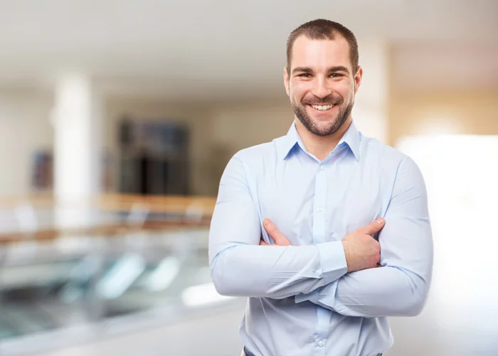 Mann lächelt selbstbewusst